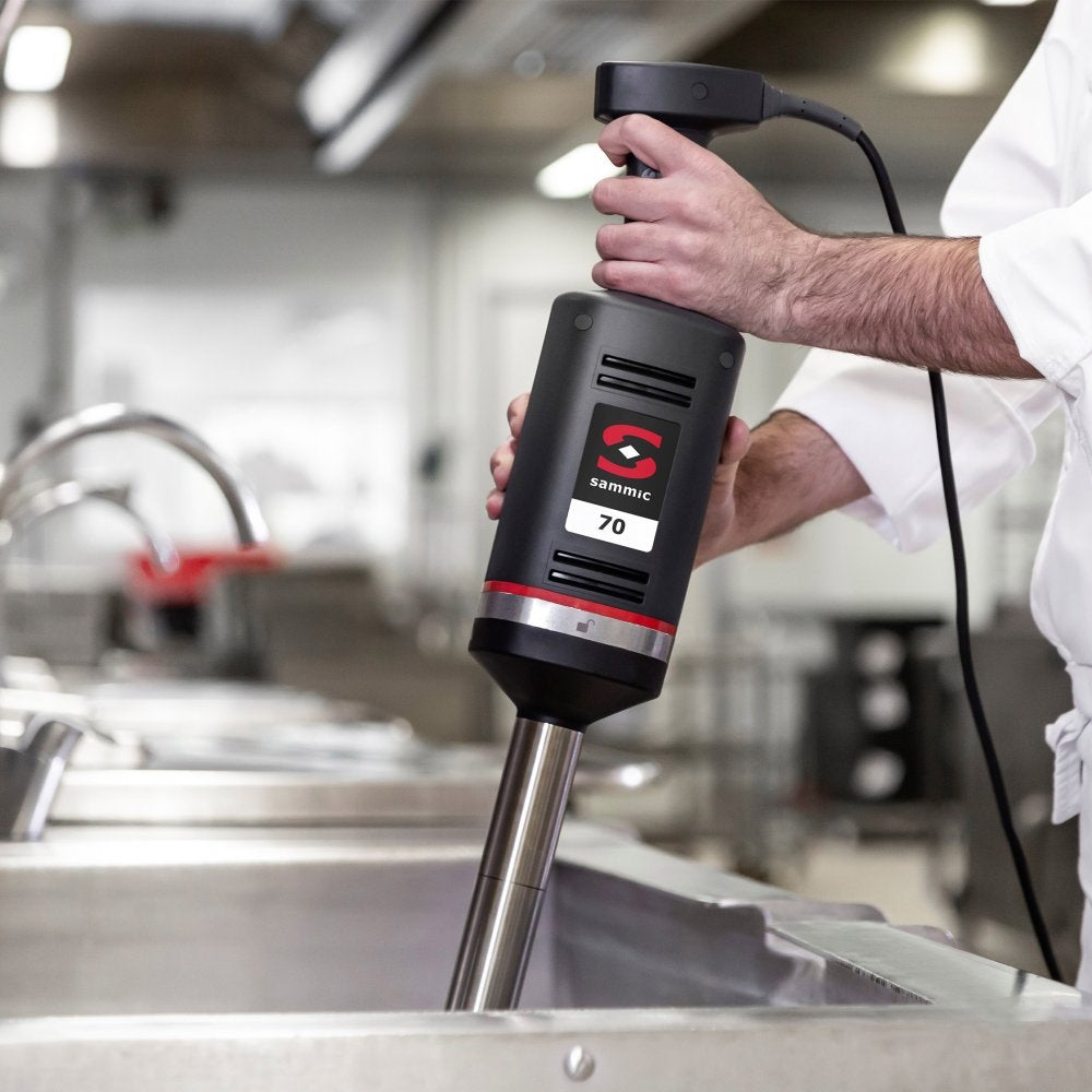 Chef utilizando la batidora-triturador Sammic XM-71 en una cocina profesional para preparar grandes volúmenes.