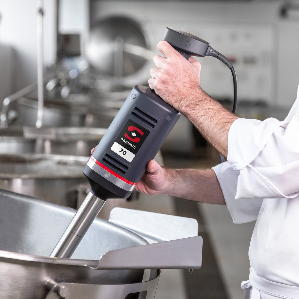 Batidora-triturador profesional Sammic XM-72 en acción, ideal para grandes volúmenes en cocina industrial.