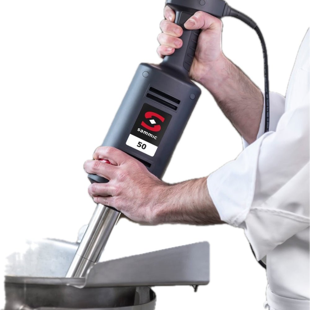 Chef utilizando el batidor de mano profesional Sammic XM-52 en una cocina industrial, mezclando grandes volúmenes con precisión y eficiencia.